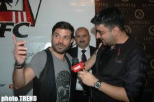 Kənan Doğulu Azərbaycan jurnalistlərinə aşiq oldu (FOTO)