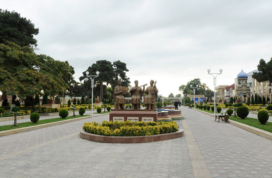 İlham Əliyev Xaçmazda Şəxsiyyətlər Muzeyi ilə tanış olub (FOTO)