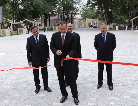 İlham Əliyev Qubada Nizami adına parkda yenidənqurma işləri ilə tanış olub, Şahmat Məktəbinin açılışında iştirak edib (FOTO)
