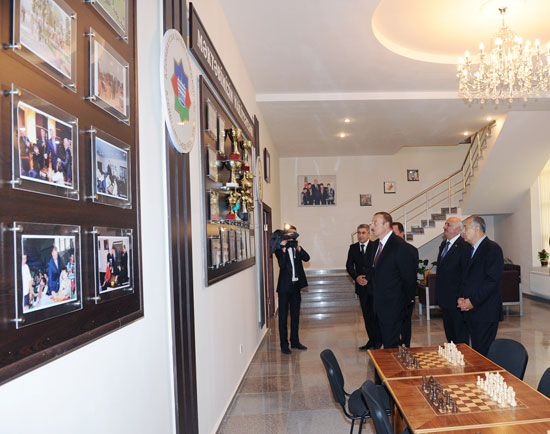 İlham Əliyev Qubada Nizami adına parkda yenidənqurma işləri ilə tanış olub, Şahmat Məktəbinin açılışında iştirak edib (FOTO)