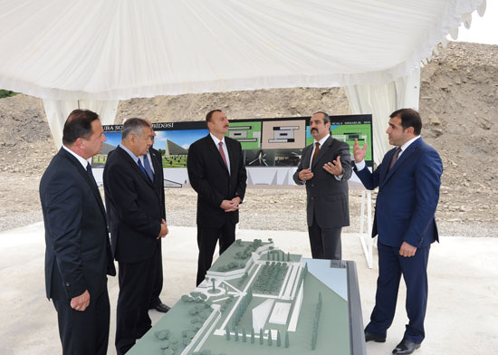 Azərbaycan Prezidenti Qubada kütləvi soyqırım məzarlığında abidə kompleksinin tikintisi ilə tanış olub (FOTO)