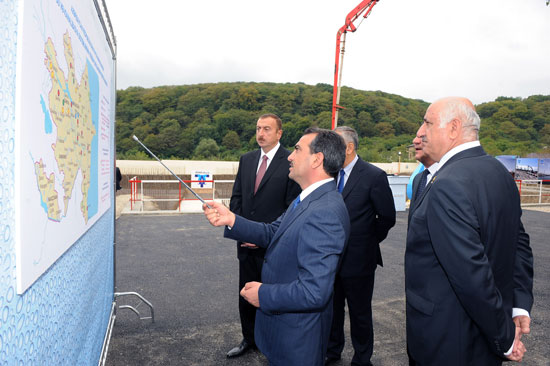 İlham Əliyev Quba şəhərinin su və kanalizasiya sisteminin yenidən qurulması layihəsi ilə tanış olub (FOTO)