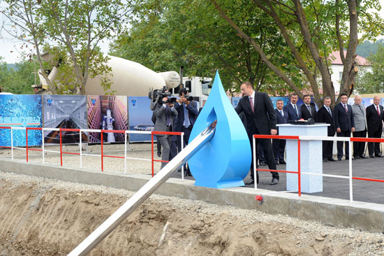 İlham Əliyev Quba şəhərinin su və kanalizasiya sisteminin yenidən qurulması layihəsi ilə tanış olub (FOTO)