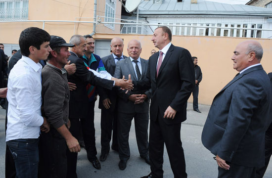 İlham Əliyev Qırmızı qəsəbənin sakinləri ilə görüşüb (FOTO)