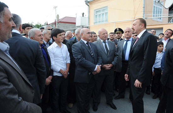 İlham Əliyev Qırmızı qəsəbənin sakinləri ilə görüşüb (FOTO)