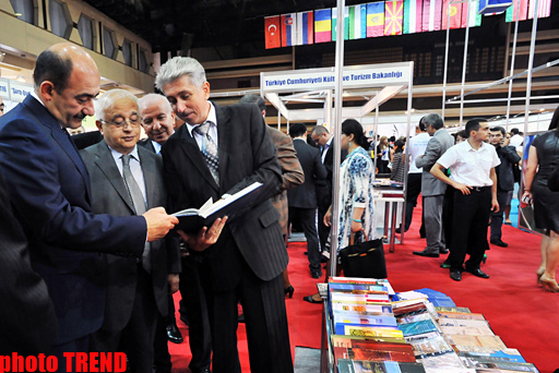 Bakıda 2-ci beynəlxalq kitab sərgi yarmarkası öz işinə başlayıb (FOTO)