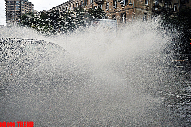 Bakıda güclü yağışlar sabah günortaya gədər davam edəcək (FOTO)