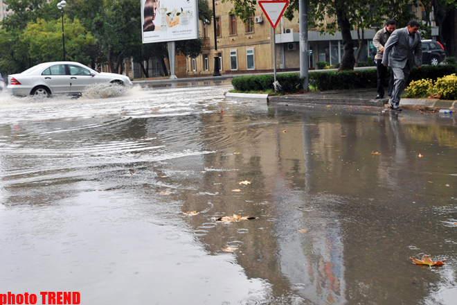 Bakıda güclü yağışlar sabah günortaya gədər davam edəcək (FOTO)