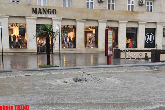 Bakıda güclü yağışlar sabah günortaya gədər davam edəcək (FOTO)