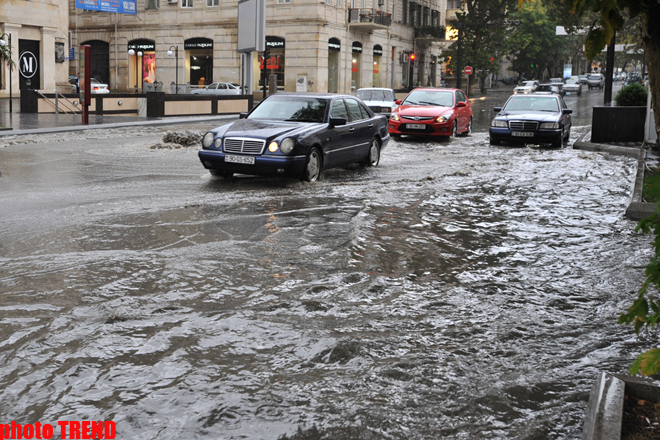 Bakıda güclü yağışlar sabah günortaya gədər davam edəcək (FOTO)