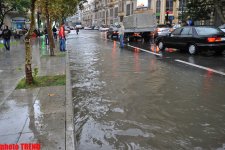 Bakıda güclü yağışlar sabah günortaya gədər davam edəcək (FOTO)