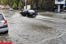 Bakıda güclü yağışlar sabah günortaya gədər davam edəcək (FOTO)