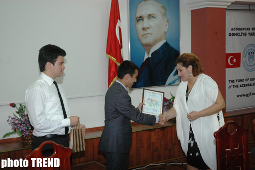 Aybəniz Haşımovanın xidmətləri gənclər tərəfindən mükafatla qiymətləndirildi (FOTO)