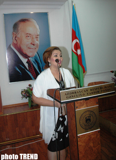 Aybəniz Haşımovanın xidmətləri gənclər tərəfindən mükafatla qiymətləndirildi (FOTO)