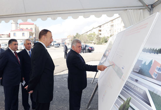 İlham Əliyev Bakının Ziya Bünyadov prospektində tikintisi davam etdirilən müxtəlif səviyyəli yol qovşaqları və avtomobil yollarının sxemi ilə tanış olub (FOTO)