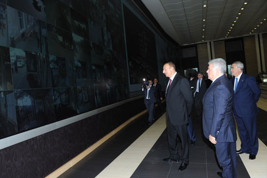 İlham Əliyev Bakıda Nəqliyyatı İntellektual İdarəetmə Mərkəzində görülən işlərlə tanış olub (FOTO)