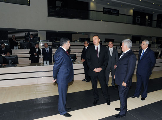İlham Əliyev Bakıda Nəqliyyatı İntellektual İdarəetmə Mərkəzində görülən işlərlə tanış olub (FOTO)