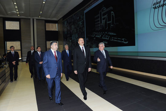 İlham Əliyev Bakıda Nəqliyyatı İntellektual İdarəetmə Mərkəzində görülən işlərlə tanış olub (FOTO)