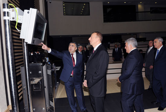 İlham Əliyev Bakıda Nəqliyyatı İntellektual İdarəetmə Mərkəzində görülən işlərlə tanış olub (FOTO)