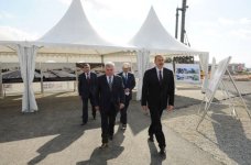 İlham Əliyev Bakının Ziya Bünyadov prospektində tikintisi davam etdirilən müxtəlif səviyyəli yol qovşaqları və avtomobil yollarının sxemi ilə tanış olub (FOTO)