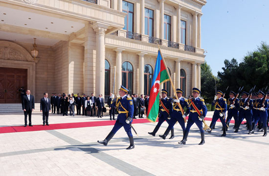 Azərbaycanda rəsmi səfərdə olan Nikola Sarkozinin rəsmi qarşılanma mərasimi olub