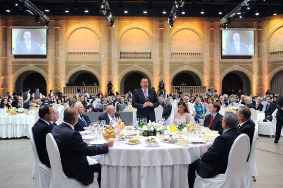 Bakı Beynəlxalq Humanitar Forumunun iştirakçılarının şərəfinə rəsmi ziyafət verilib (FOTO)