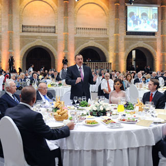 Bakı Beynəlxalq Humanitar Forumunun iştirakçılarının şərəfinə rəsmi ziyafət verilib (FOTO)
