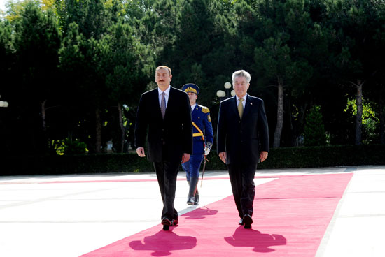 Azərbaycanda rəsmi səfərdə olan Avstriyanın Federal Prezidentinin rəsmi qarşılanma mərasimi olub (FOTO)