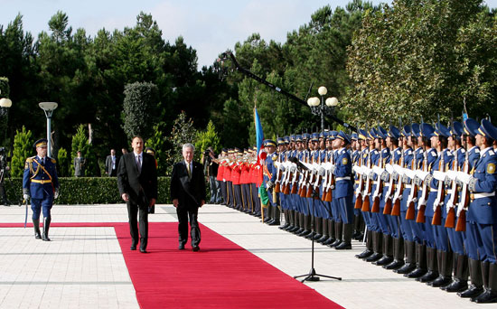 Azərbaycanda rəsmi səfərdə olan Avstriyanın Federal Prezidentinin rəsmi qarşılanma mərasimi olub (FOTO)