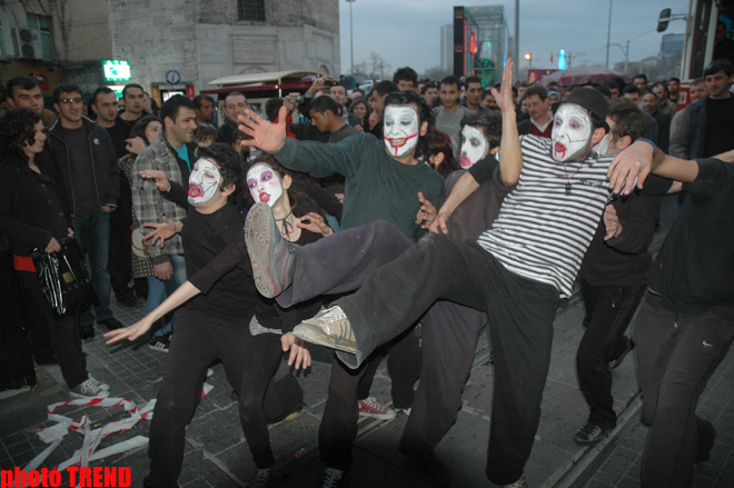 İstanbulda möhtəşəm pantomim küçə teatrı şousu (FOTO)
