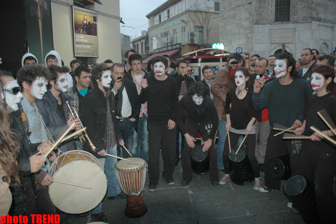 İstanbulda möhtəşəm pantomim küçə teatrı şousu (FOTO)