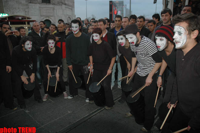 İstanbulda möhtəşəm pantomim küçə teatrı şousu (FOTO)