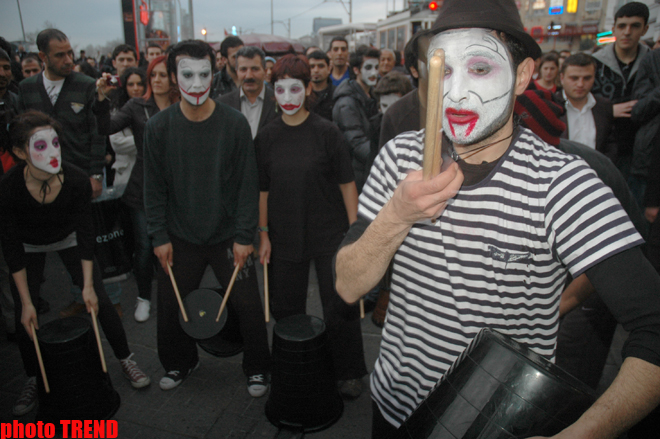 İstanbulda möhtəşəm pantomim küçə teatrı şousu (FOTO)
