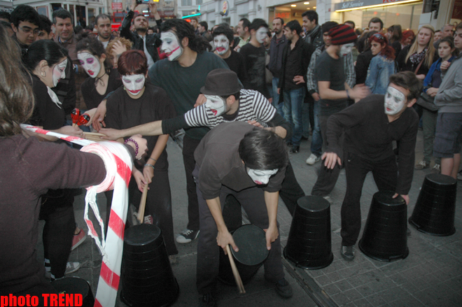 İstanbulda möhtəşəm pantomim küçə teatrı şousu (FOTO)