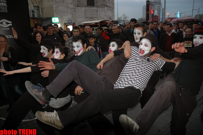 İstanbulda möhtəşəm pantomim küçə teatrı şousu (FOTO)