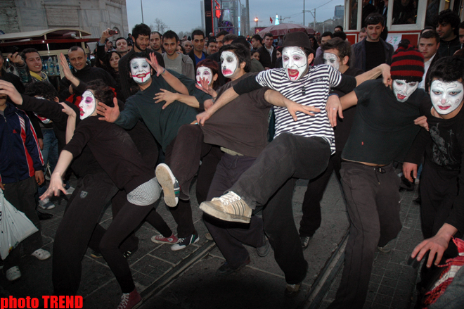 İstanbulda möhtəşəm pantomim küçə teatrı şousu (FOTO)