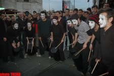 İstanbulda möhtəşəm pantomim küçə teatrı şousu (FOTO)