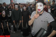 İstanbulda möhtəşəm pantomim küçə teatrı şousu (FOTO)