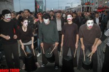 İstanbulda möhtəşəm pantomim küçə teatrı şousu (FOTO)