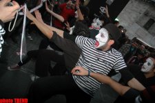 İstanbulda möhtəşəm pantomim küçə teatrı şousu (FOTO)