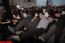 İstanbulda möhtəşəm pantomim küçə teatrı şousu (FOTO)