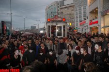 İstanbulda möhtəşəm pantomim küçə teatrı şousu (FOTO)