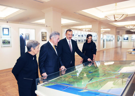 Avstriya Prezidenti Heydər Əliyev Fondunda olub (FOTO)