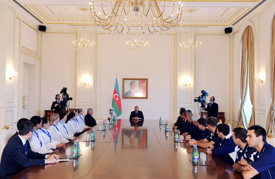Prezident İlham Əliyev klublararası dünya çempionatının qalibi - qadınlardan ibarət “Rabitə” voleybol klubunun üzvlərini qəbul edib (FOTO)