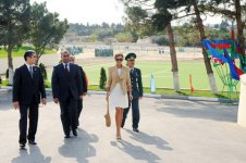 Heydər Əliyev Fondunun prezidenti Mehriban Əliyeva Fondun təşəbbüsü ilə Xəzər rayonunda inşa olunmuş bir neçə obyektin açılışlarında iştirak edib (FOTO)