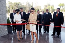 Heydər Əliyev Fondunun prezidenti Mehriban Əliyeva Fondun təşəbbüsü ilə Xəzər rayonunda inşa olunmuş bir neçə obyektin açılışlarında iştirak edib (FOTO)