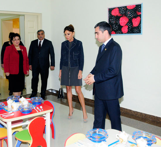 Azərbaycanın birinci xanımı Xəzər rayonunda  bir neçə təhsil müəssisəsinin açılışlarında iştirak etmişdir (FOTO)