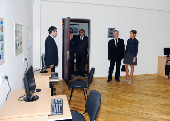 Azərbaycanın birinci xanımı Xəzər rayonunda  bir neçə təhsil müəssisəsinin açılışlarında iştirak etmişdir (FOTO)