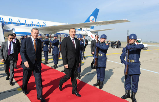 Azərbaycan Prezidenti Türkiyənin İzmir şəhərinə gəlib (FOTO)