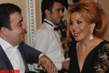 Prikol-taym! Kökəlmək arzusunda olan müğənni teleaparıcıdan imdad dilədi (FOTO)